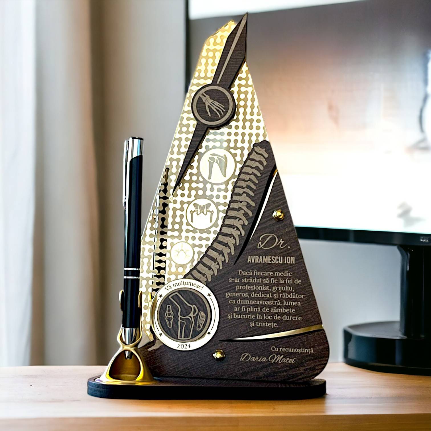 trofeu_personalizat_cu_pix_-_pentru_reumatolog_trofee-personalizate_62258459_cadou_personalizat.jpg