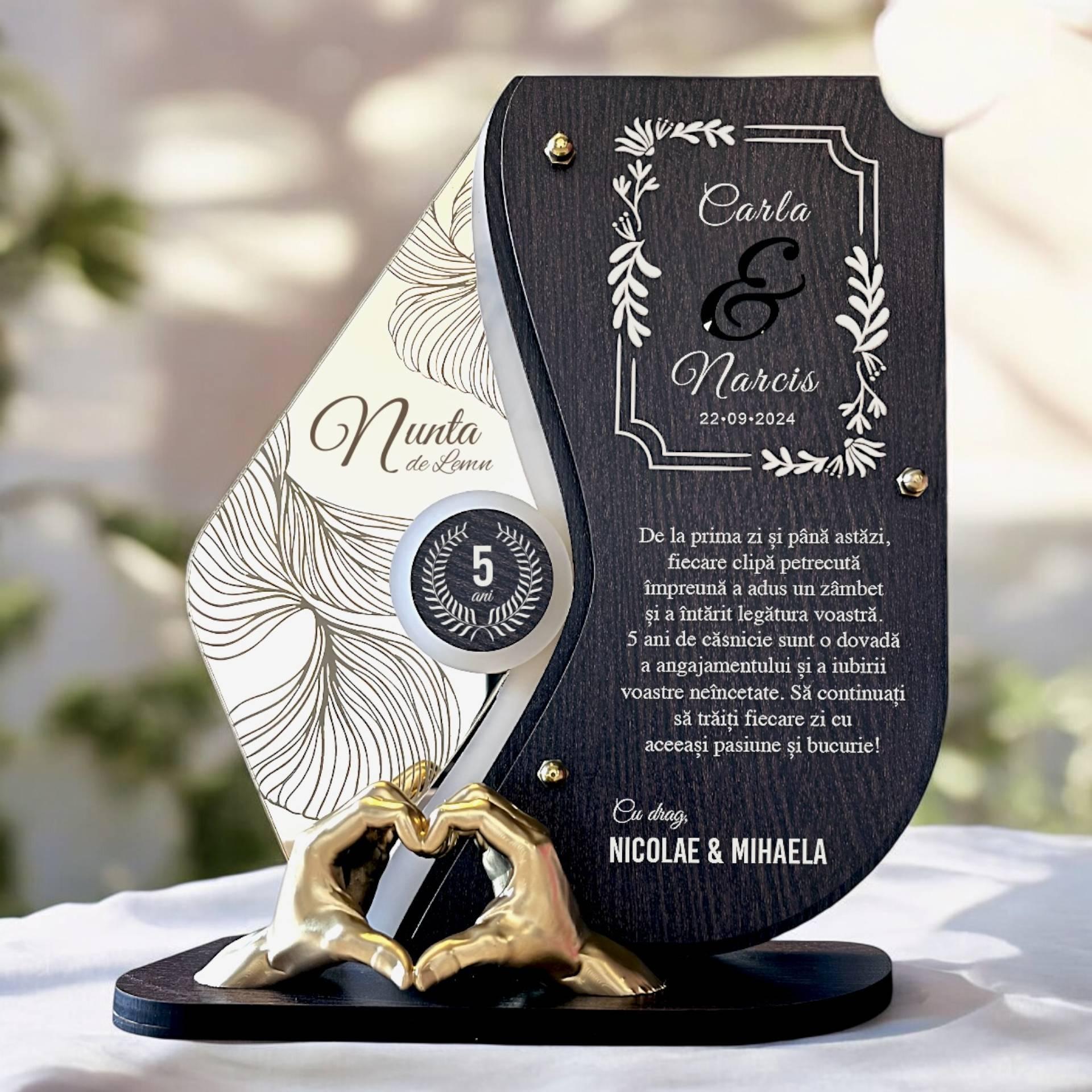 trofeu-personalizat-5-ani-nunta-de-lemn-manute